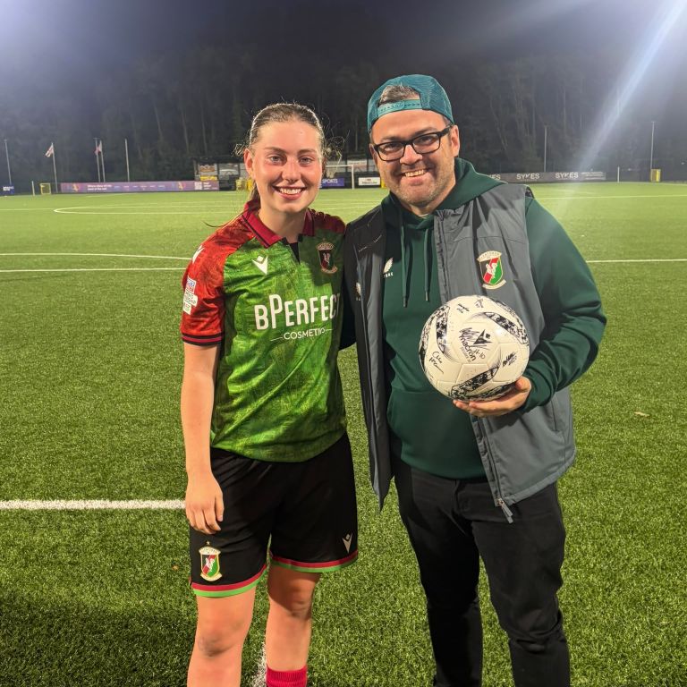 GlentoranWomen_'s tweet photo. Thank you to our Match Partner All Things Glentoran🐓
Thomas Holland presented POTM to Naomi McLaughlin! 🏆
#COYGlens #GlentoranWomen #Glentoran #IFA #IFAWomensChallengeCup https://t.co/czmwvvDtKi