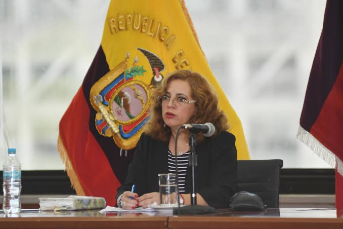 Danielsalcan_'s tweet photo. La impunidad que están dejando en el caso Progen es asquerosa, y gran parte de la responsabilidad de eso es de la jueza Daniela Camacho, quien decidió poner todo el peso penal sobre mandos medios, incluidos técnicos que intentaron evitar este robo y funcionarios inocentes, mientras los verdaderos responsables de esa negociación y de ese robo siguen impunes hasta el día de hoy.

En los últimos ocho años, cada vez que los tres últimos gobiernos necesitan impunidad o perseguir a alguien, siempre misteriosamente los casos caen en manos de esta señora. Y ahora resulta que está en carrera para llegar a ser fiscal general. Sí, aunque parezca una broma, hay intenciones de poner a esta señora a dirigir la Fiscalía General del Estado.

Si eso pasa sería el último clavo para terminar de matar cualquier resquicio de un sistema de justicia en este país. Ya solo tendríamos una oficina de mandados de la familia Noboa.