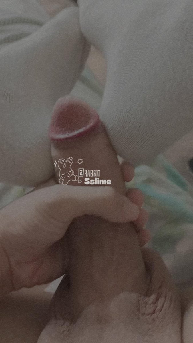 RabbitSslime's tweet photo. Hoy les traigo una foto muy bonita de la primera vez que usé mis medias de gatito, aunque no se ven tanto en la foto mi verga quedo muy bonita, si les gusta lo que ven siganme dejen 150RTs para un videito con mis medias y comentenme que les gustaria hacer con esto que ven https://t.co/ZEYdV4cWFh