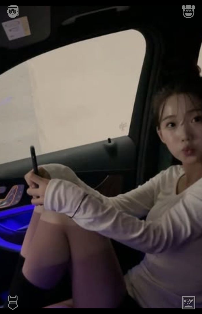 hanchan4435's tweet photo. With that, she set her phone aside, shut her eyes, and let the wind brush against her skin as she tuned in to the ocean's rhythm. She was certain the lighthouse would remain steadfast, its beam glowing brilliantly, and its heritage would endure—through a single selfie, oCheese https://t.co/FbPI64BInG
