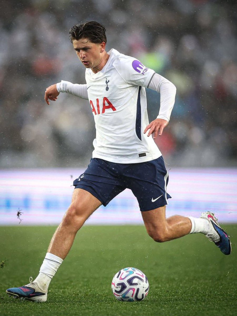 SpursArmyTweets's tweet photo. 🚨🎙️ NEW: Roberto De Zerbi on Mikey Moore’s possible loan move to FC Köln, and fellow youngsters Luca Williams-Barnett and Malachi Hardy. ✨

“Now is not the right moment to speak about the last 10 days of transfer market. I think it’s not finished yet I said.

“I’m very happy with Mikey Moore, he’s working well, he’s a good player, I don’t know if he goes or not on loan.

“I think he has a big potential for the club and we try to find the best solution for every player we have, also for Luca Williams-Barnett or Malachi [Hardy], two potential big players.

“Proud that they come from our academy. We have to manage them the best way we can.”
‌
@AlasdairGold