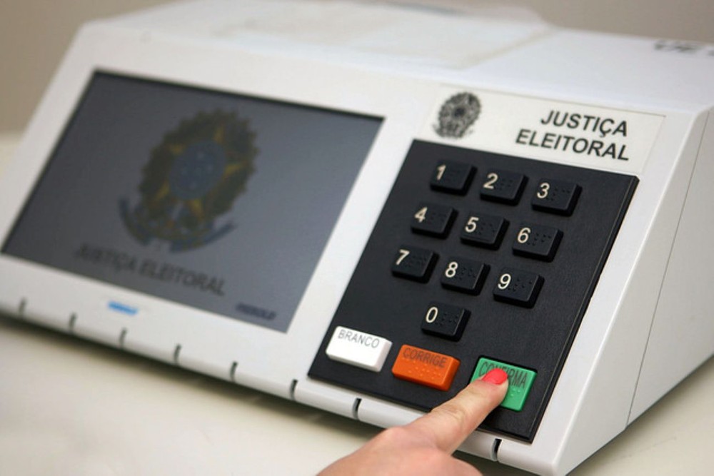 g1's tweet photo. Datafolha: Lula, 39%; Flávio Bolsonaro, 33%; Ronaldo Caiado; 5%; Renan Santos; 4%; Zema, 3%; Augusto Cury, 2% https://t.co/EcW4QEL4z8 https://t.co/zpMI9QLP4N
