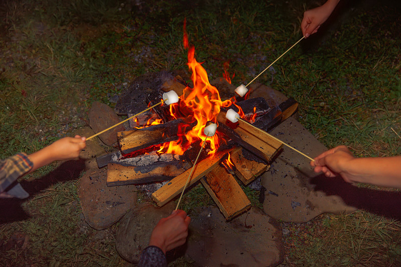 GenieBonds's tweet photo. Cooked s'mores under starry skies, laughed with good company, and left only footprints today—this is exactly why I love camping! https://t.co/fNzVfOjpK4