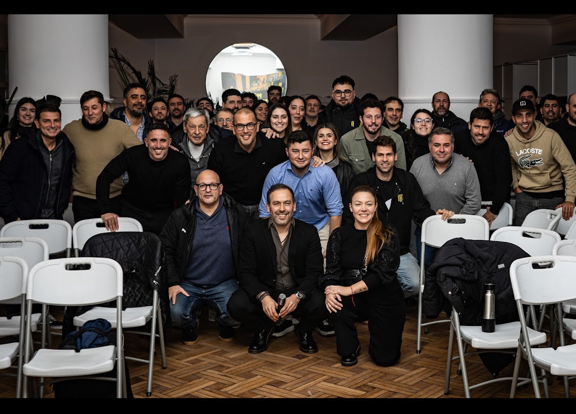 ANDREBECERRA7's tweet photo. Peñarol se Construye entre todos 💫
@alegonzalez_29 @ViviPenarol53 🌓 https://t.co/1LF4K2blS3