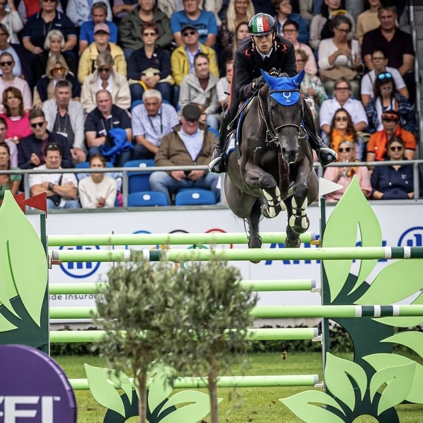 ItaliaTeam_it's tweet photo. Si vola a #LA2028🎊🎉

L'Italia del salto ostacoli @Sportequestri conquista la qualificazione 
a squadre per i Giochi Olimpici di Los Angeles 2028. 🇮🇹
 
Il quinto posto ai Mondiali di Aachen, miglior risultato di sempre, ha schiuso agli azzurri un traguardo raggiunto l'ultima volta ad Atene 2004.
 
Applausi a scena aperta per Giulia Martinengo Marquet su Delta del’Isle, Emanuele Camilli su Chacareno PS, Giacomo Casadei su Marbella du Chabli e a Piergiorgio Bucci su Hantano.

Fantastici!

📸 Argenziano/FISE

#ItaliaTeam