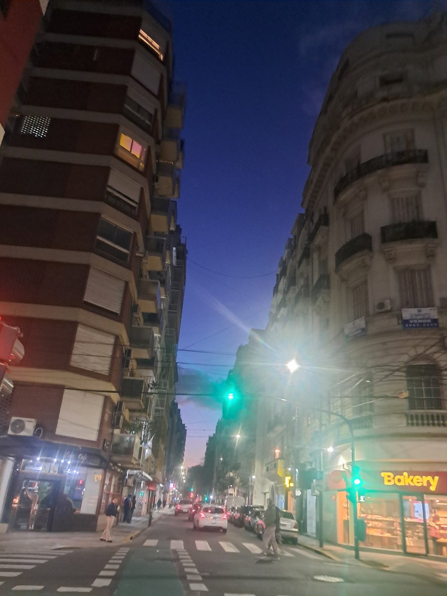 QuikFCO's tweet photo. Casi las 19 hs en el centro de Buenos Aires y no es de noche
Se está terminando el invierno https://t.co/qfBueJi289
