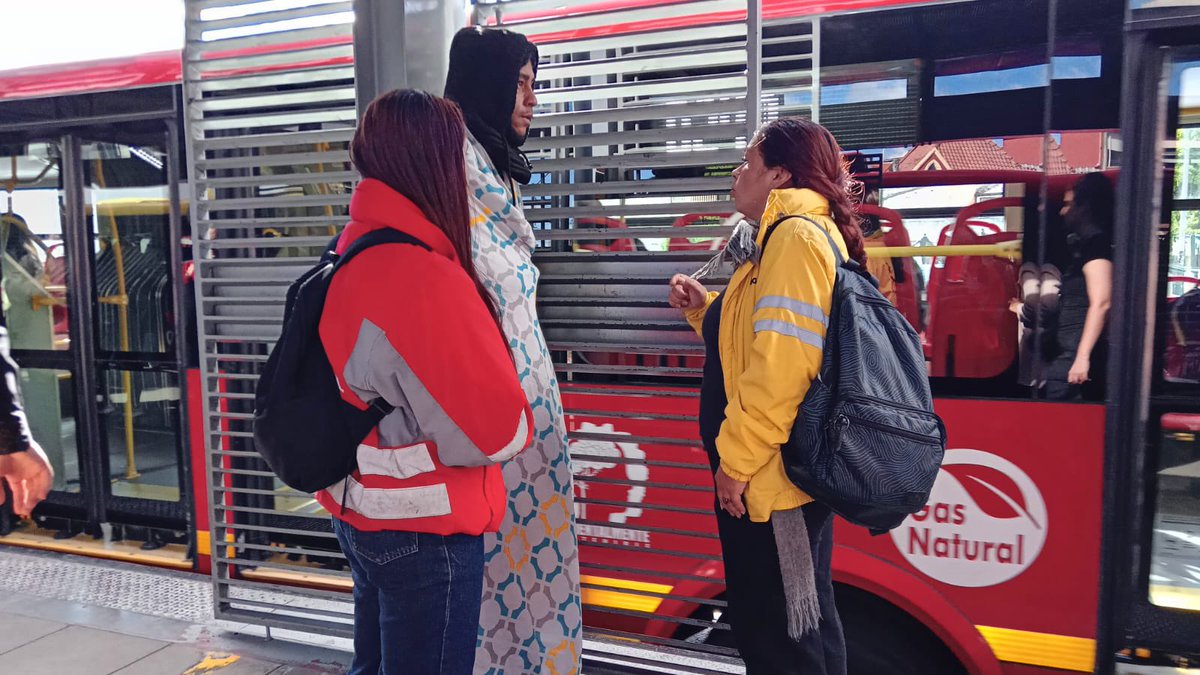 integracionbta's tweet photo. 👉Trabajamos en duplas con los equipos de @integracionbta y @TransMilenio.

Desde octubre de 2025, hasta la fecha, hemos realizado 1️⃣7️⃣9️⃣ recorridos en distintas estaciones y troncales del sistema para acercar la oferta social a los ciudadanos🙋‍♀️🙋‍♂️ habitantes de calle que ingresan a este servicio; promoviendo la corresponsabilidad,🤝 el uso adecuado del sistema y reduciendo las tensiones sociales.🤗

#AquíSíPasa