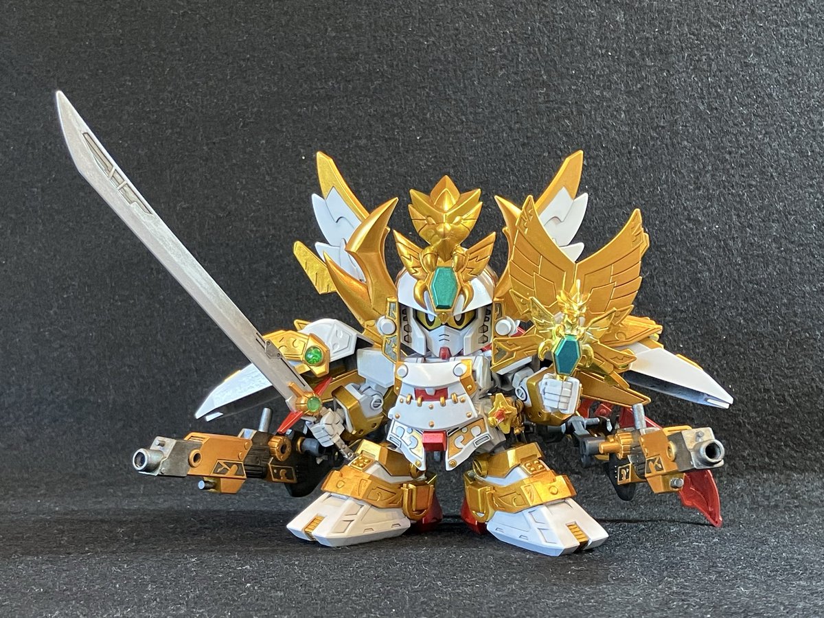 kurosdg's tweet photo. 真・烈火頑駄無大将軍 完成しました‼️

横井画伯のイラストのアレンジを参考にしつつ、キットのままでは寂しいところを中心に改造しました😊

#武者烈伝
#SDガンダム https://t.co/1mA2nozYyD