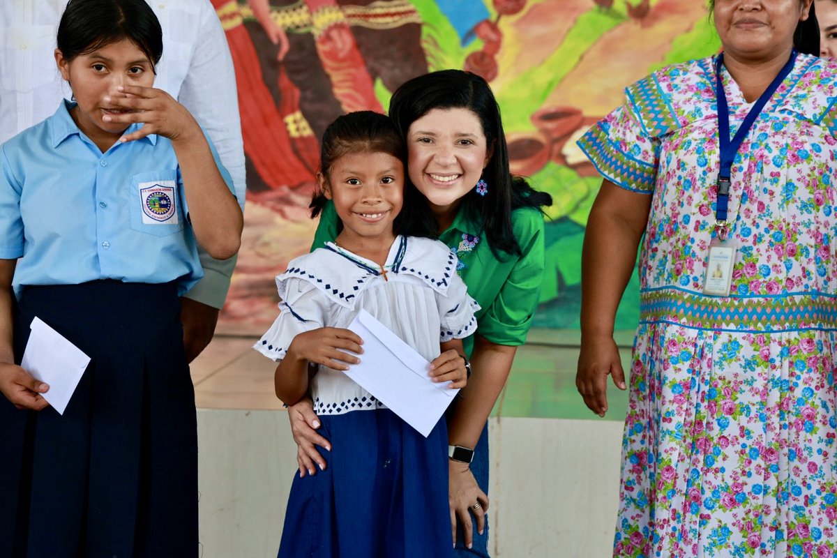 Jackyenpositivo's tweet photo. 90 becas que significan más oportunidades para seguir aprendiendo, creciendo y soñando. 📚🇵🇦

Con Abrazos de Futuro llegamos a la Comarca Ngäbe Buglé y acompañamos a estudiantes de la Escuela de Buenos Aires, el C.E.B.G. Petita Santos y el C.E.B.G. de Camarón Arriba.

Ese es el compromiso que compartimos con el presidente @JoseRaulMulino: que nuestros niños puedan estar donde les corresponde, en las aulas y disfrutando su niñez.

#EnPositivo #AbrazosDeFuturo