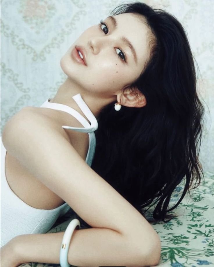 DazziCharts's tweet photo. 📰| HYBE shareholders are calling on Bang Si-hyuk to apologize to Danielle; furthermore, they are demanding the return of NewJeans as a five-member group and a contract favorable to Danielle.

— "Apologize to Danielle too, give her favorable settlement terms"

#다니엘 #DANIELLE https://t.co/0wuK4zO3rg