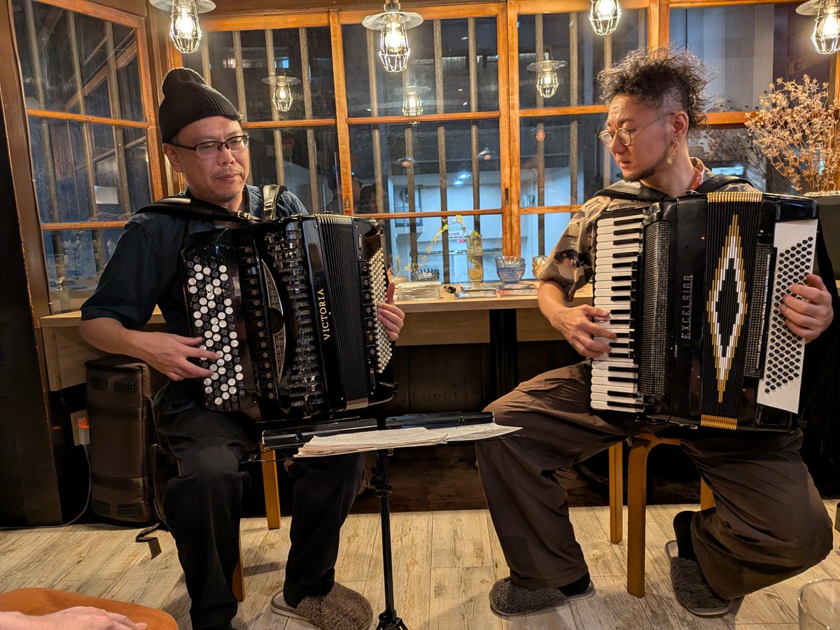 yasuko11040's tweet photo. 昨夜は素敵な京都町家のこいやまcafeでカリトマトライブ🪗やっぱりカリトマトはカッコよくてパワフルで時々哀愁もあって大好き😍新曲聴けたしCDもゲットしました! https://t.co/2VEazTdhsy