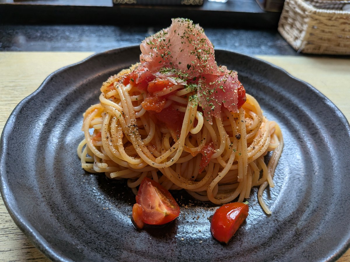 blikjebutton's tweet photo. ランチOpenしました！☀️
本日のおすすめは、 とろ〜り熱々の「アッシェパルマンティエ〜バゲット付〜」🥖 そして、暑い日にぴったりの 「生ハムと完熟トマトの冷製パスタ」🍅
土曜日のランチ、ゆっくりブリキボタンでお過ごしください☕️ 本日も皆さまのお越しをお待ちしております！ https://t.co/1NzFCaGZUo