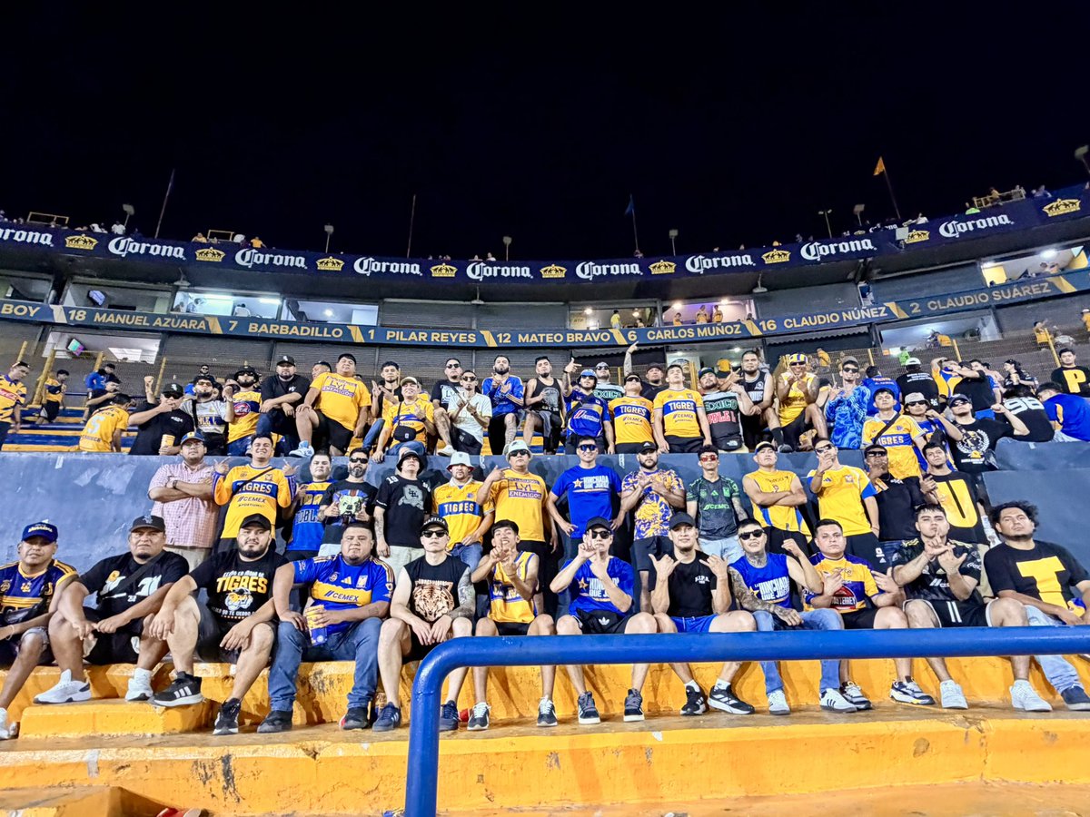 SamReyes98's tweet photo. Cantando a pesar de las llamas, ¿que te digo @TigresOficial ? Vamos a salir de a poco, Doble L Pride @LIBRESYLOKOS sabemos que botones aplanar cuando se pone todo mal.
Tigres NO ES PARA COBARDES!!! https://t.co/J8U0Hr2E1e