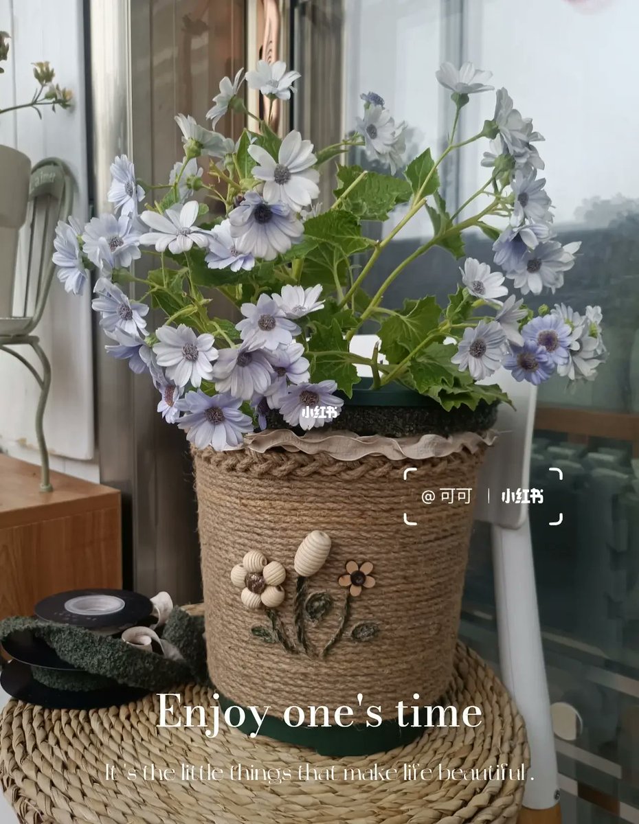 SharonkManz1's tweet photo. Turn an old mason jar into a cute hanging planter in 5 mins—zero fancy tools needed! #DIYHome https://t.co/lecrrGpDe7