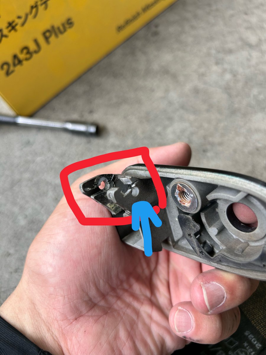 akito_NC's tweet photo. ロードスターのアウターハンドル壊れたので修理💪
部品なかなか中古なさそうだしそこまで力かかるところではなさそうだから樹脂パテで整形して様子見かな✌️ https://t.co/6HwNvv2ZDz