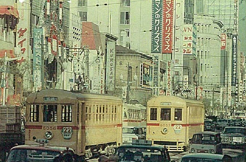 hara_mrm's tweet photo. 今日8/22は #チンチン電車の日🚃

1903（明治36）年のこの日、新橋～品川間で東京初の路面電車が営業運転を開始しました

そこで、信太郎のアルバムから懐かしい都電の写真をご紹介します📸

かつては都電が都内を網の目のように走っていました✨
みなさんは現在の東京のどの場所かわかるでしょうか？ https://t.co/N8Dm9Rh2JZ