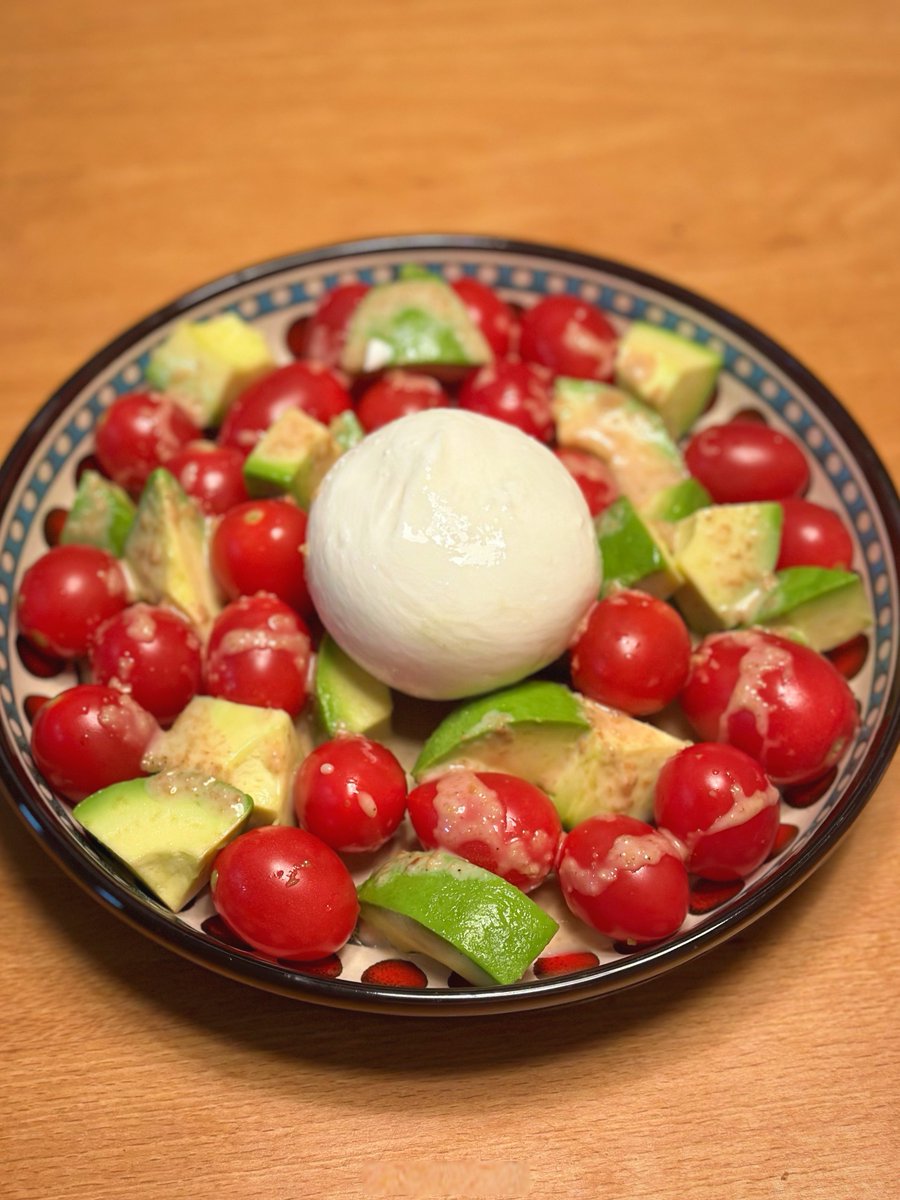 VoipEcrypto's tweet photo. [Quick weeknight win: loaded avocado toast with a sprinkle of red pepper flakes and a side of fresh cherry tomatoes. Fuel that busy life! ]， https://t.co/escHHxAKI4