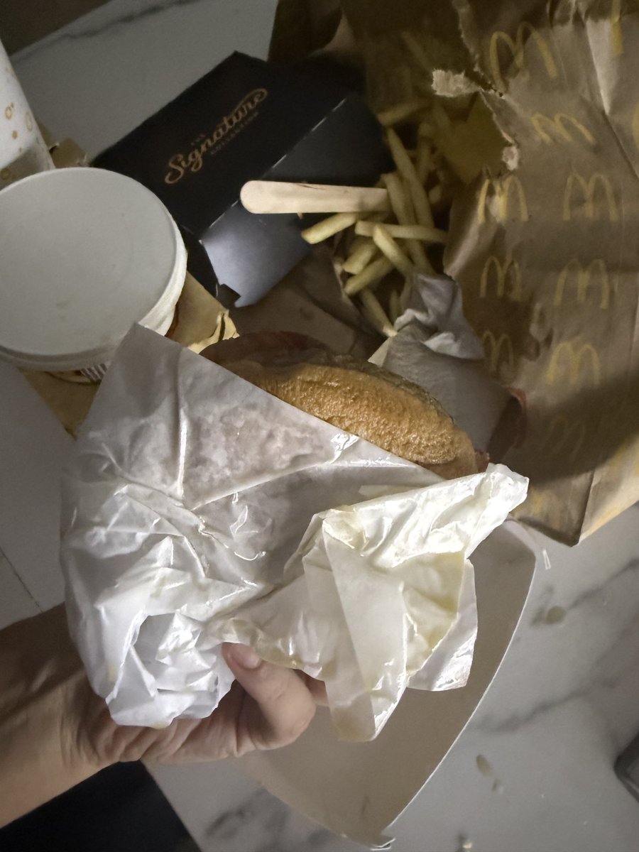 danielapolitr's tweet photo. @aLexoRuiz @McDonalds_Ecu Vengo del futuro y siguen exactamente igual o peor. Experiencia frustrante por la supuesta “atención” del soporte no se si el supuesto “asesor” es una persona o un bot no da ni sugerencias ni soluciones. Me siento estafada ni call center responde https://t.co/t3k3yvQti0