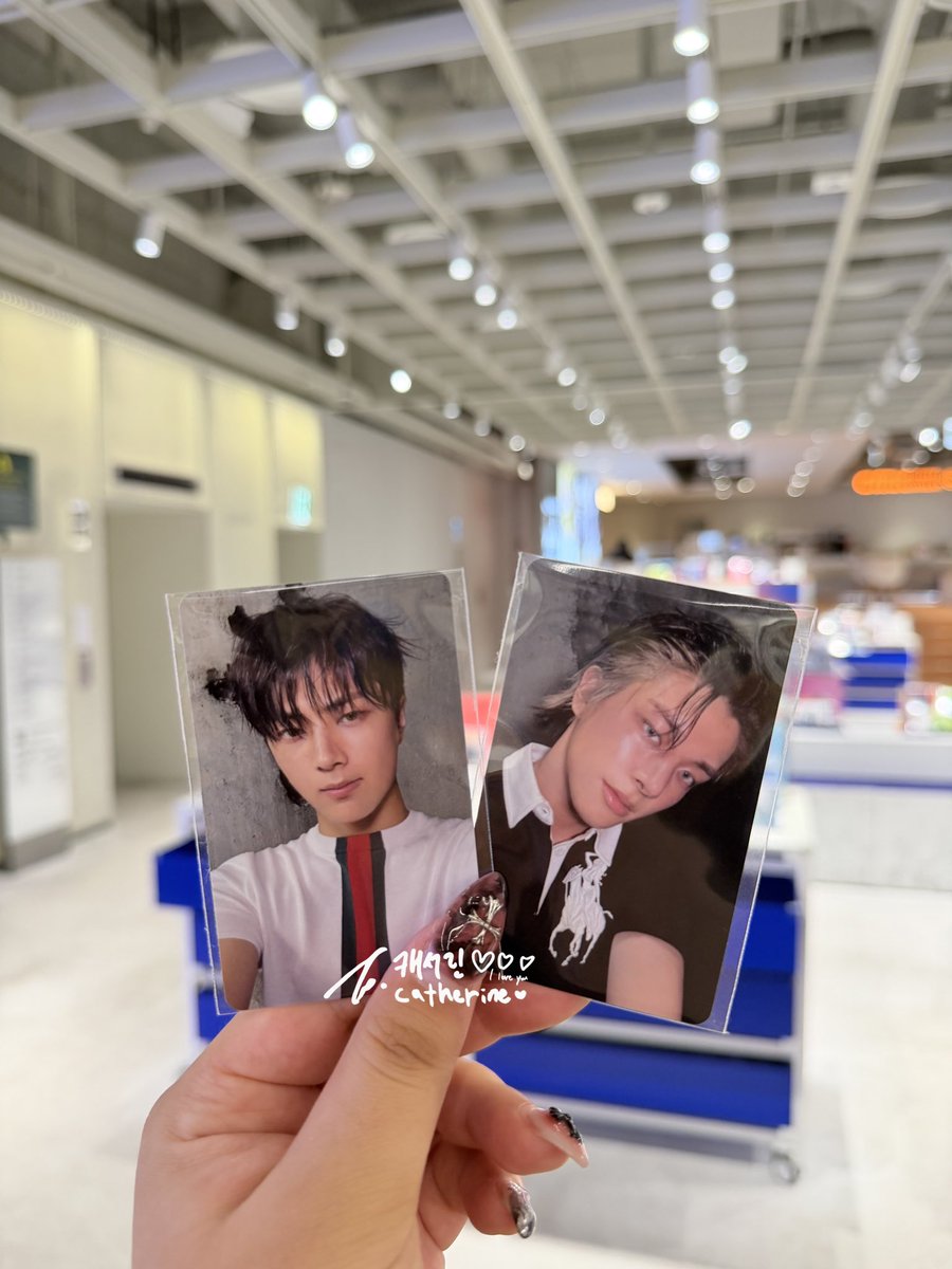 heesmyluv's tweet photo. HOLY FUCK I GOT JAY AND JAKE FOR THE ADDITIONAL PHOTOCARD https://t.co/u7zexmOzMn