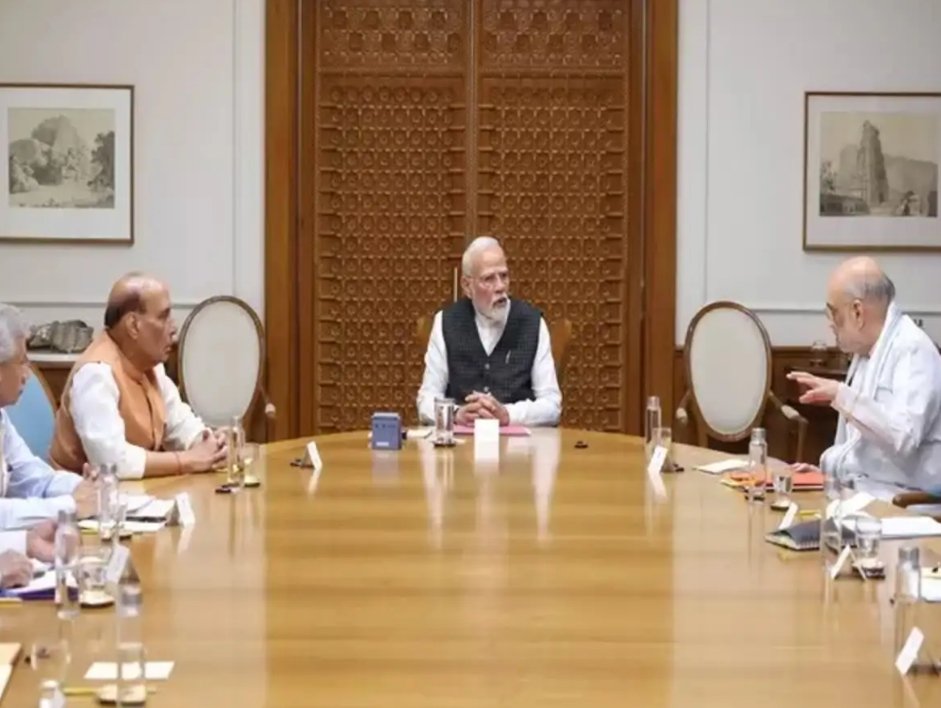 PremOjha92's tweet photo. चीनी का दाम महीने भर में डेढ़ गुना तक बढ़ गया और हमारी प्यारी #मोदी_सरकार को इसकी भनक तक नहीं लगी
ऊपर से दलील दे रहे हैं कि चीनी की कालाबाजारी हो रही है

अरें! बेशरमों तुमलोगों को सत्ता पर लुड्डों खेलने के लिए बैठाया गया है या फिर सिस्टम को ठीक करने के लिए 😡
#शर्मनाक https://t.co/xwqiU0TCn1