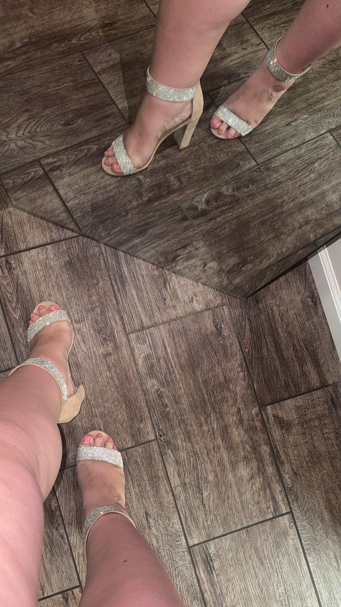 Marie2xiu's tweet photo. Who is ready to pay for my pedi tomorrow? Send $75 https://t.co/FyCVJ0Ne7v