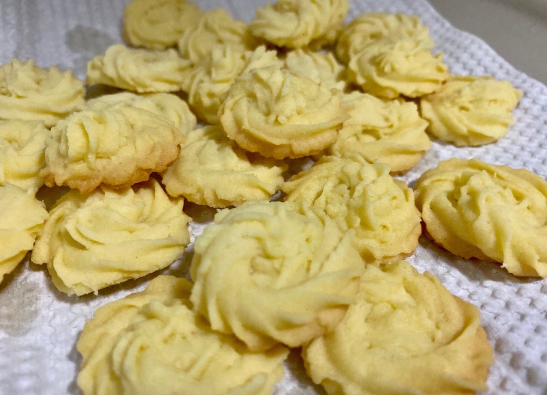 Baaaaara2's tweet photo. Just pulled these buttery chocolate chip cookies right outta the oven  The smell’s filling the whole kitchen, and that first bite of melty chocolate is everything. Baking on a rainy Sunday = perfect vibe https://t.co/KRcdhDDeQC