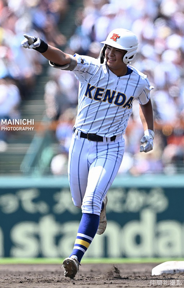 mainichiphoto's tweet photo. 全国高校野球選手権大会は第15日の22日、決勝で健大高崎（群馬）と智弁和歌山が対戦しています。写真は八回表に２点本塁打を放った健大高崎の石田雄星選手です。  写真特集→https://t.co/OdJVIzY5AM https://t.co/zLxOqDrDI6