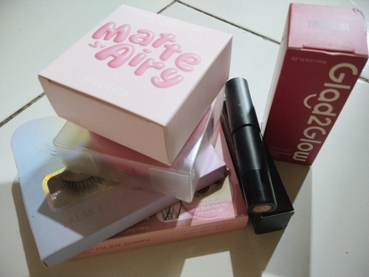 syaf11_____'s tweet photo. halooo kaaaak! 

aku ada preloved skincare &amp; make up niih, harga murcee ajaa 😍. 
mostly karna salah shade dan ga cocok di muka akuu :(

cek thread di bawah inii yaa 👇🏻 https://t.co/WoV6KCDno4