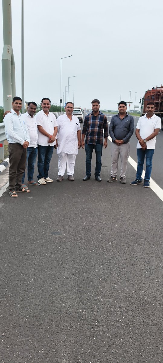 VKalarewa's tweet photo. Delhi Mumbai expressway &amp; college friends https://t.co/T6WRxaC73G