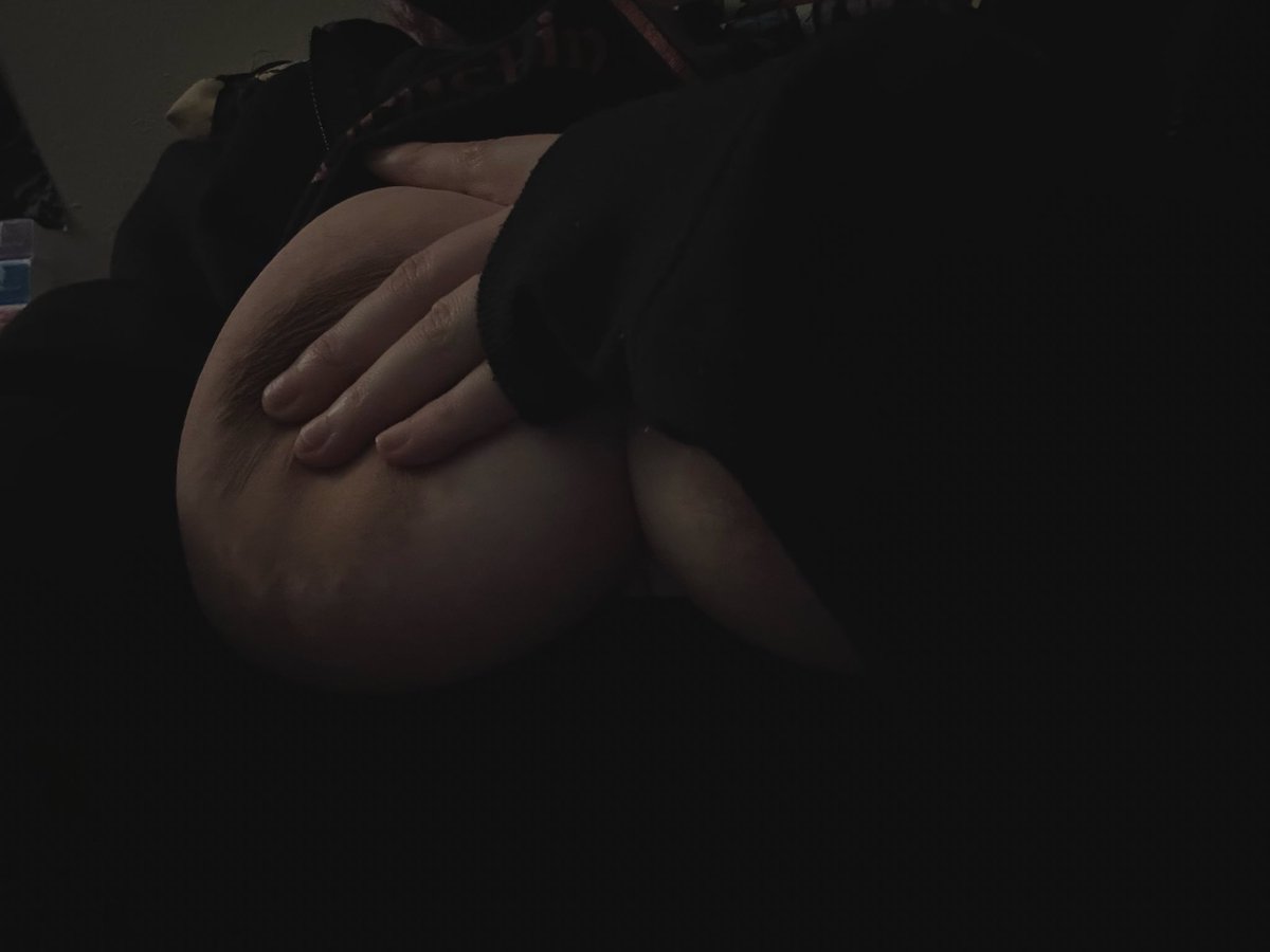 gr1kssr's tweet photo. Need a pretty boy that loves stroking it to mommy’s big titties <3 DMs open let me see u https://t.co/zQRu604Tnw