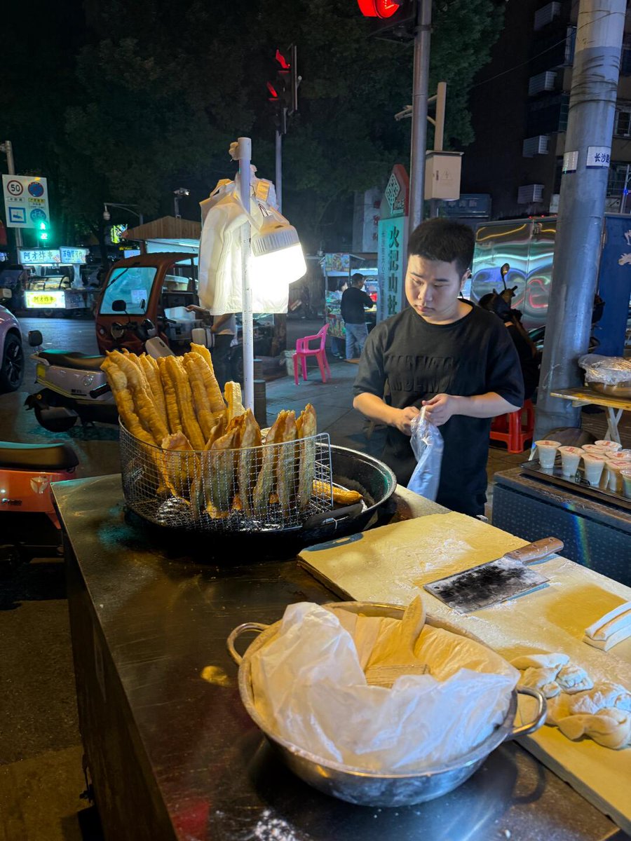 TTPp79482454's tweet photo. Craving late-night street food This crispy fried dough stick dipped in warm soy milk hits different! Perfect cozy combo for a chill night out.， https://t.co/lE5S2a5Azc