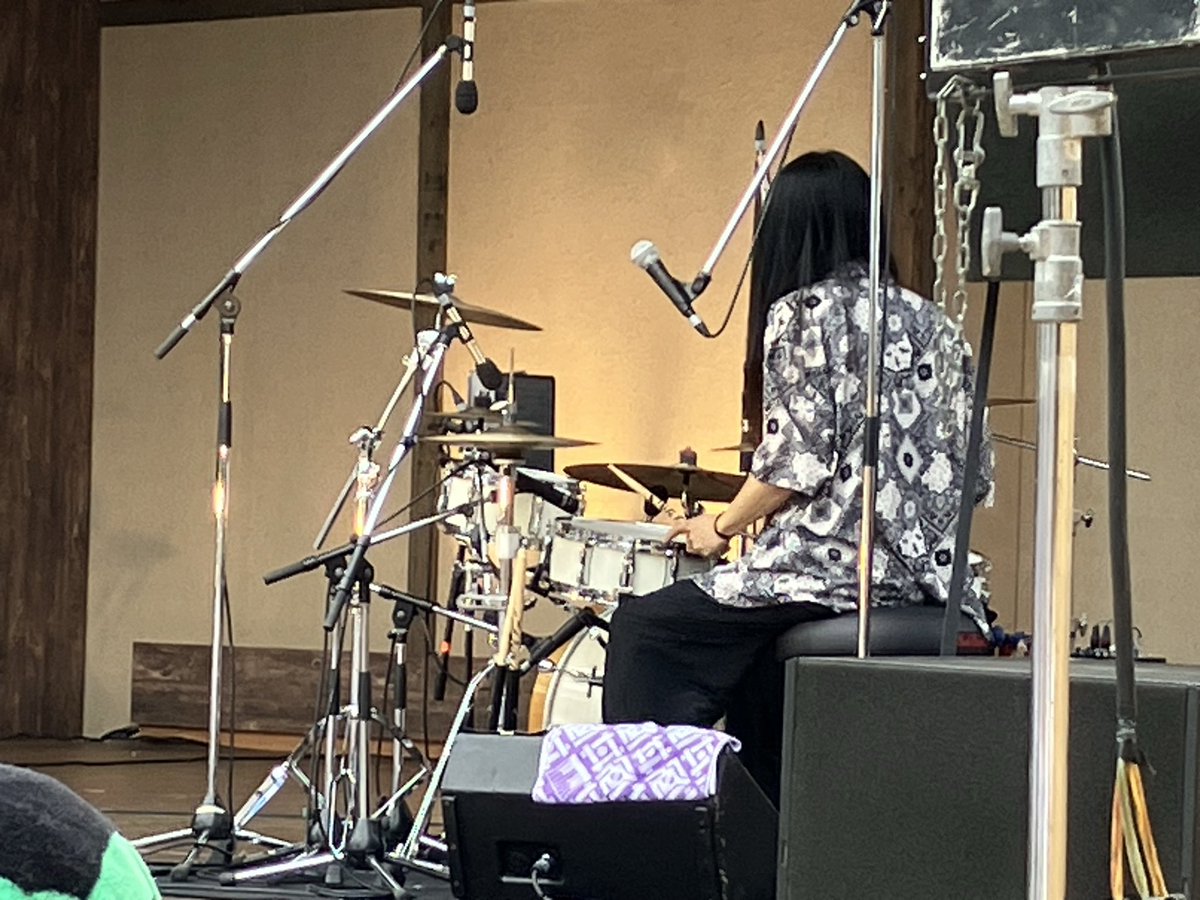 echosyamabiko's tweet photo. 日食さんのステージ最高だった
なんと撮影okという事で下手くそながら動画も撮ったよ
次は #MakamuraEme さんです
楽しみだ〜
#モンバス2026 #日食なつ子 https://t.co/lTAmn9v5b9