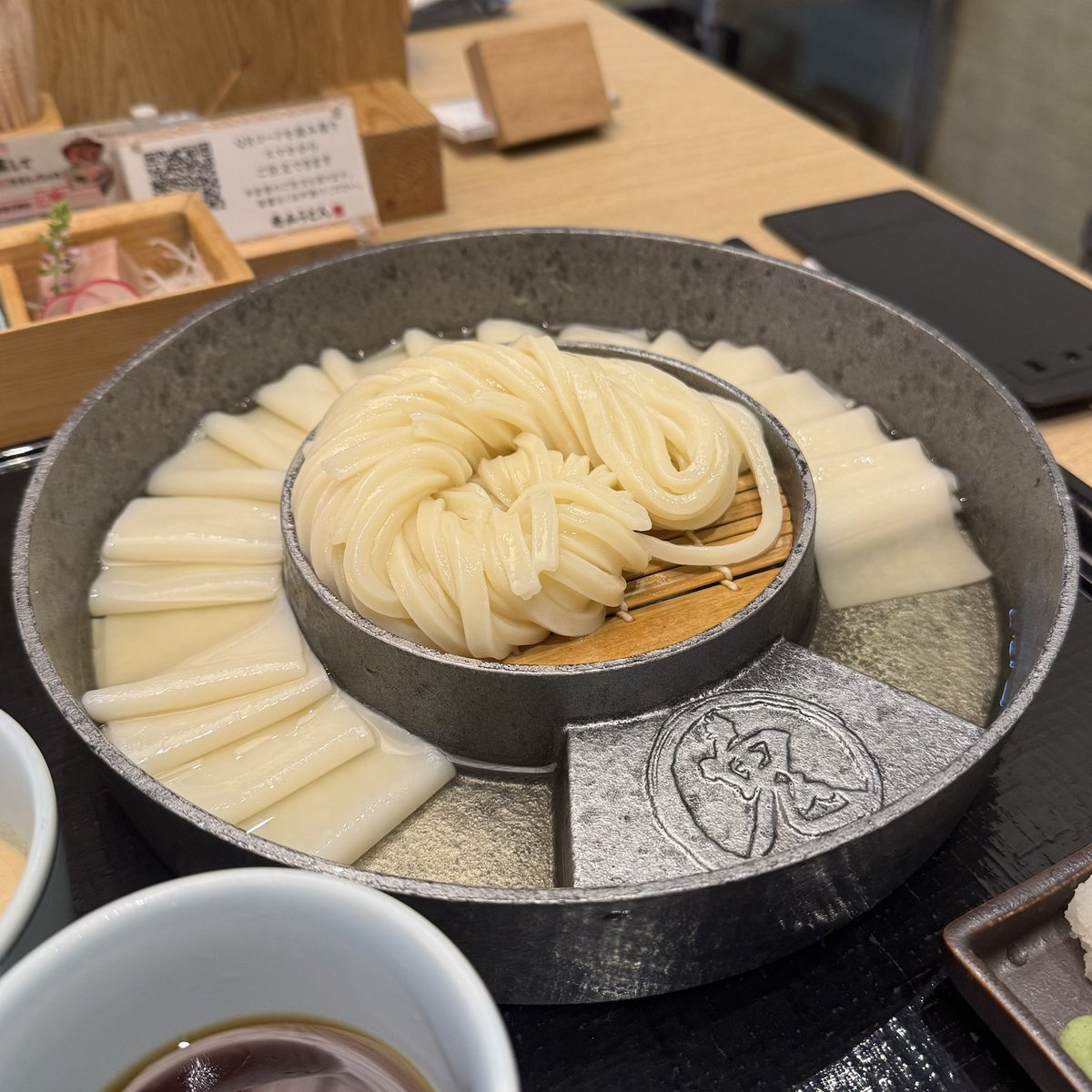 oshima_lunch's tweet photo. 2026年8月22日
五代目 花山うどん 日本橋店@日本橋
東京都中央区日本橋2-10-12 プレリー日本橋ビル 1F

日本橋御膳…2850円

#花山うどん 
#日本橋ランチ https://t.co/AqX2hQsZ3k