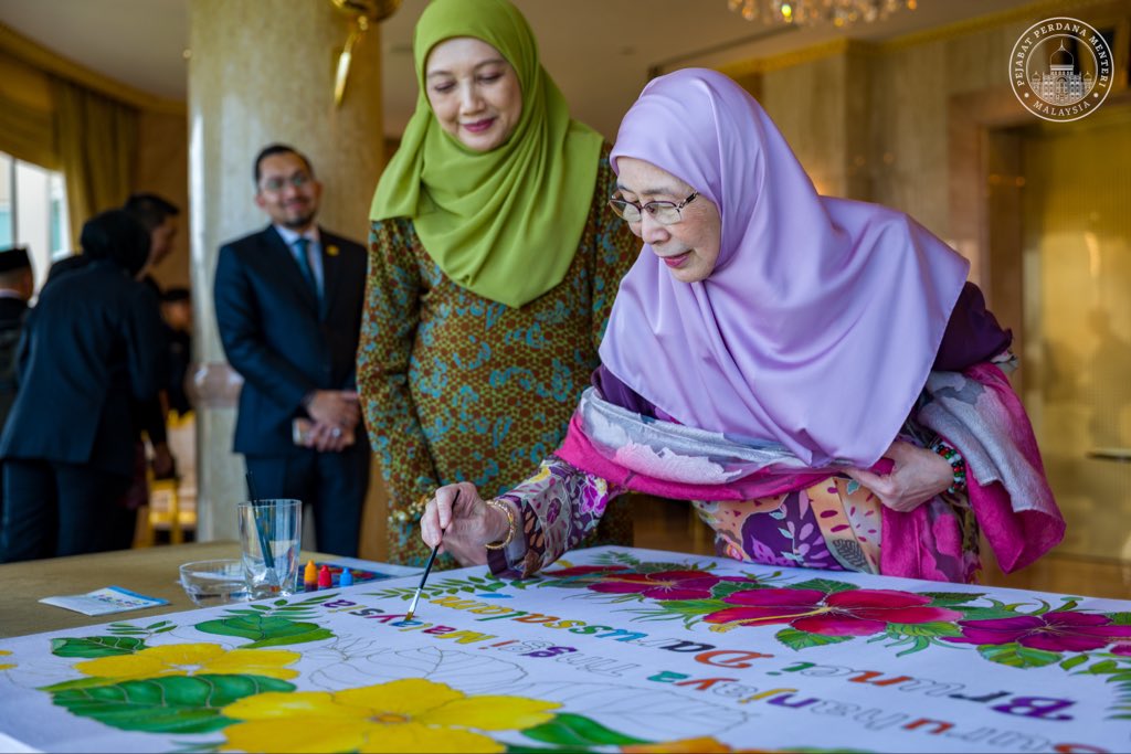 anwaribrahim's tweet photo. Sebelum berangkat ke Istana Nurul Iman, saya dan Azizah sempat luang masa sertai aktiviti santai mewarna batik anjuran PERWAKILAN (Persatuan Wanita Kementerian Luar Negeri) di Brunei.

Aktiviti seperti ini memberi ruang untuk kita menghayati dan menghargai keindahan seni serta warisan batik tempatan, sekali gus memastikan khazanah ini terus subur merentas generasi.

#MalaysiaMADANI
#YakinMADANI