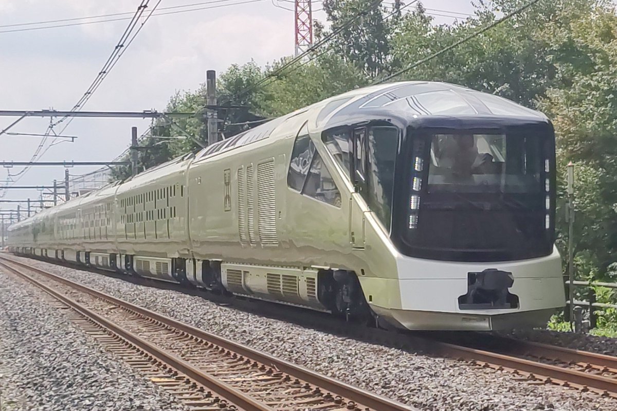 LP700_lambosan's tweet photo. TRAIN SUITE 四季島
長野1泊2日コース。
ゆっくりと通過していきました。
ご乗車の皆様、良い旅を。
運転士さん、ミュージックホーン有り難うございます🎶 https://t.co/d5kPNxOa79