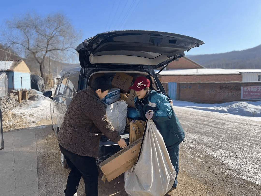 XphoneO6323's tweet photo. Spent the morning sorting and distributing warm blankets to unhoused neighbors in downtown—small acts, big warmth. So grateful for this chance to give back today!， https://t.co/v1CfGTTMzK