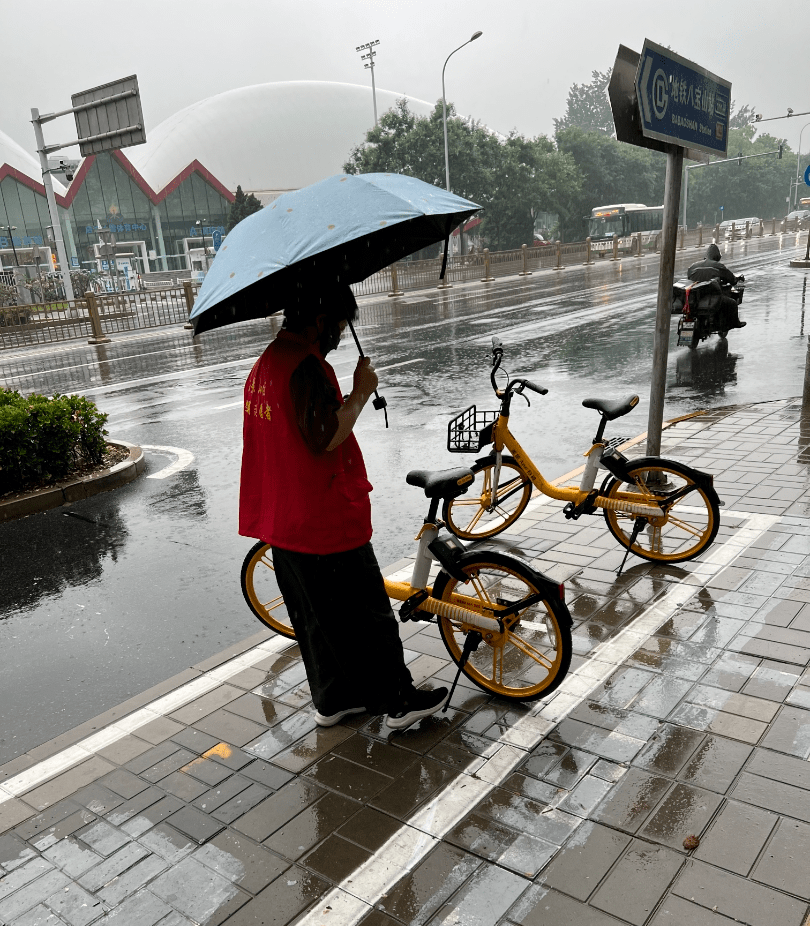 dedaais001's tweet photo. A stranger noticed my broken bike chain in the rain, pulled over without hesitation, and helped me fix it���no ask for anything in return. Restored my faith in small kindnesses today. https://t.co/CU7YRjXuEw