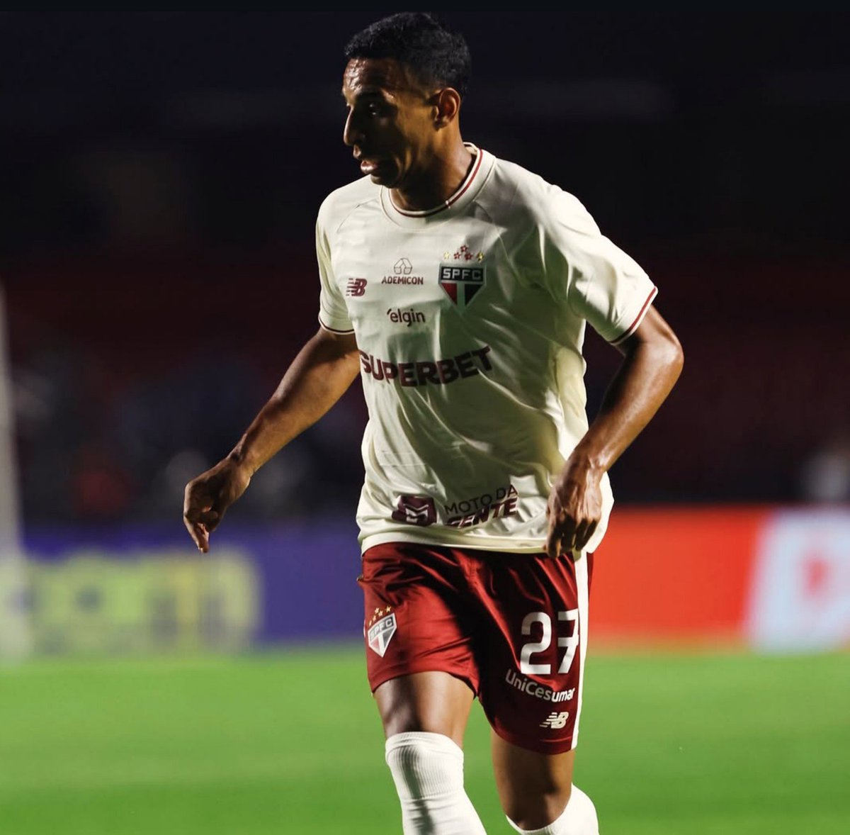Spfcsinceridade's tweet photo. 🔎 ALGUNS DOS SALÁRIOS DO ELENCO ATUAL:

Lucas Moura: R$ 1,7 M 💰 
Jonathan Calleri: R$ 1,4 M 💰 (Renovou)
Wendell: R$ 860K 💰 
Marcos Antônio: R$ 800K 💰 (Renovou)
Luciano: R$ 700K 💰
Arboleda R$ 700K 💰
Victor Sá: R$ 700K 💰 (R$ 1M em 2027)
Artur: R$ 650K 💰 (Botafogo paga parte)
Ferreira: R$ 600K 💰
André silva: R$ 400K 💰
Rafael toloi: R$ 400K 💰
Enzo Diaz: R$ 350K 💰
Bobadilla: R$ 300K 💰
Newton: R$ 300K 💰
Danielzinho: R$ 280K 💰
Aurélio Buta: R$ 250K 💰
Lucas ramon: R$ 180K 💰
Cédric: R$ 120K 💰

> Dorival + comissão R$ 1,5 💰