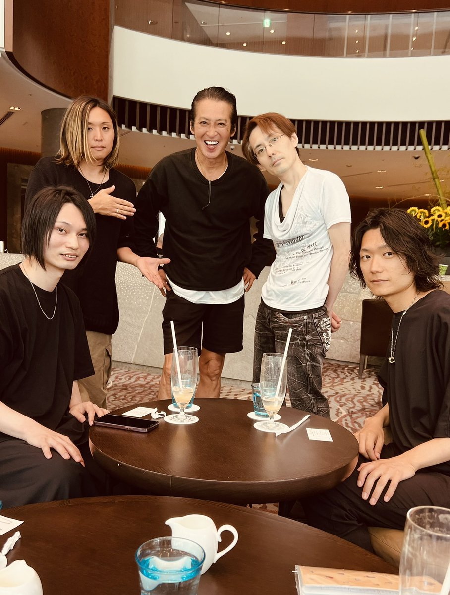 MikioOsawa's tweet photo. Hi ‼︎

良き週末をお過ごしくださいね😊👍

先日、年末のLIVEに向けてバンドミュージシャン達と初顔合わせをしました🤝✨

左から
#日高真夢 Ba
#かずま Dr
#川口綾 Key
#丸山遼雅 Gt

LIVEの情報解禁は今暫くお待ちを🙇‍♂️ https://t.co/r554Kh82Jn