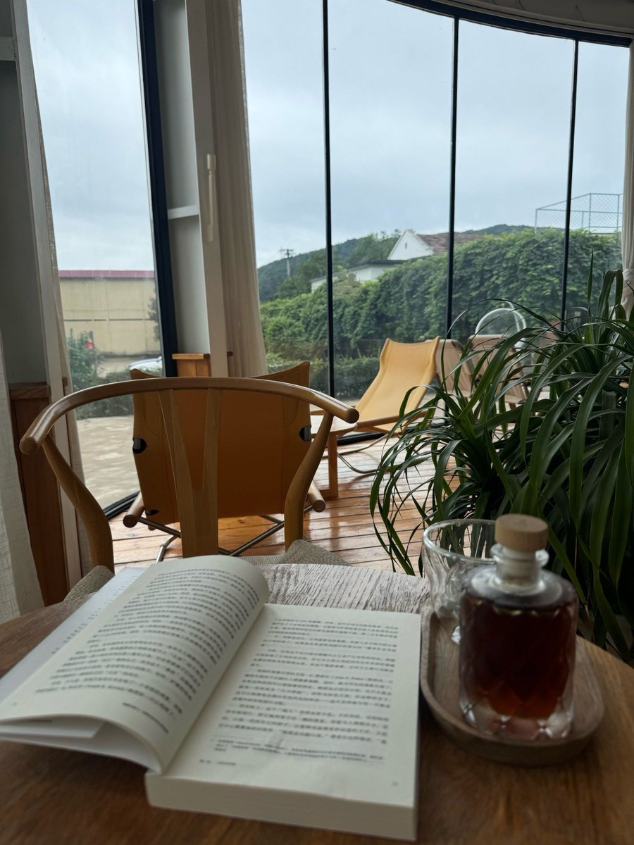 LyleValda's tweet photo. Just sipping iced coffee and flipping through a favorite novel on a lazy Sunday—this is the perfect kind of slow, chill moment we all need.， https://t.co/Z1DHRWRV6e