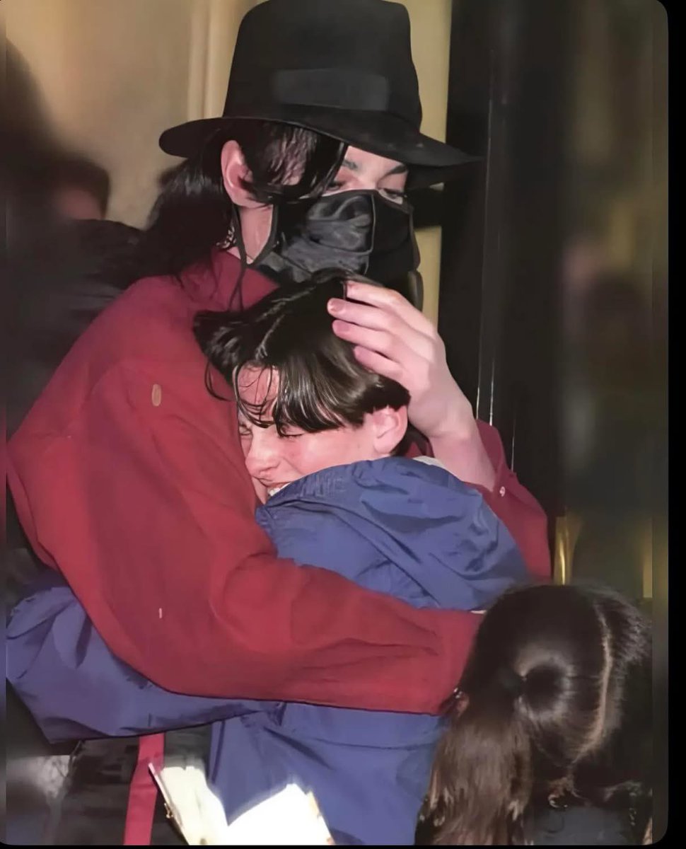 Proud_Mother85's tweet photo. Some Michael Jackson hug photos for anyone who may feel they need them. https://t.co/AYJg6BTCAA
