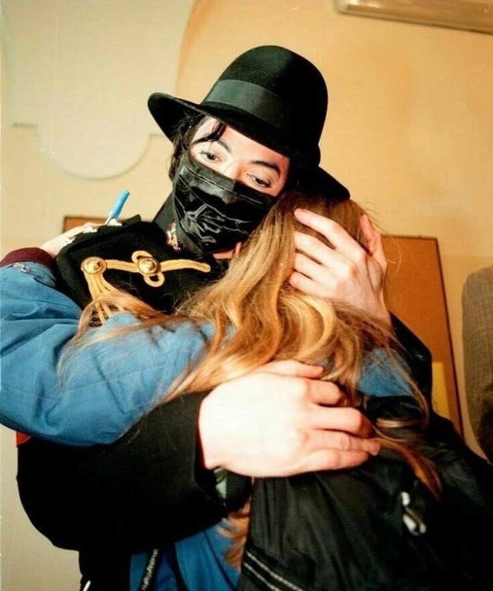 Proud_Mother85's tweet photo. Some Michael Jackson hug photos for anyone who may feel they need them. https://t.co/AYJg6BTCAA