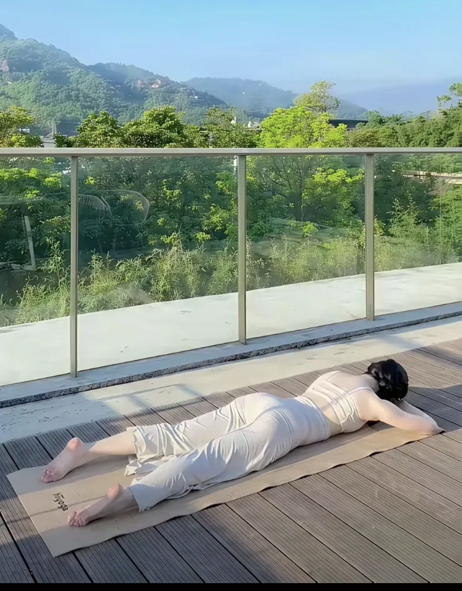 Miss_StefaR's tweet photo. New week, fresh start! Prioritize 10 mins of stretching after waking up and drinking a glass of warm water—small daily habits keep your body energized and balanced. https://t.co/Ev1rqObo59
