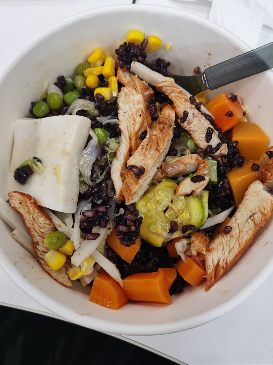arraampp's tweet photo. Satisfying low-calorie lunch: Grilled chicken + quinoa + roasted veggies 15 mins to prep, perfect for staying on track with your fat loss goals! https://t.co/zsByfnefNN