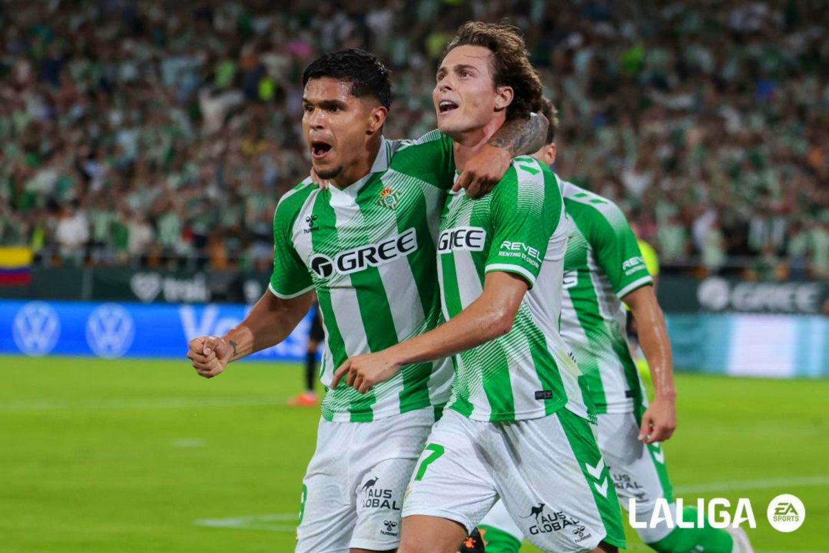 AmaroJonay's tweet photo. Cucho Hernández me recuerdo mucho a Karim Benzema en el sentido de aquella época que el francés no metía muchos goles, pero veía el fútbol como pocos.

El cafetero está muy infravalorado. Sin estar al 100%, ve este deporte como pocos. Inteligencia #RealBetisRealSociedad https://t.co/PebzKuKsyX