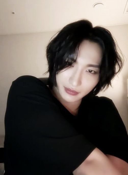 Liaa_nkh's tweet photo. Se fazendo de papel pra levar tesourada💭

#ATSD #AtinySelcaDay #ATEEZ #에이티즈 #에이티 #성화 #SEONGHWA #ATINY https://t.co/9iehQBE5aa