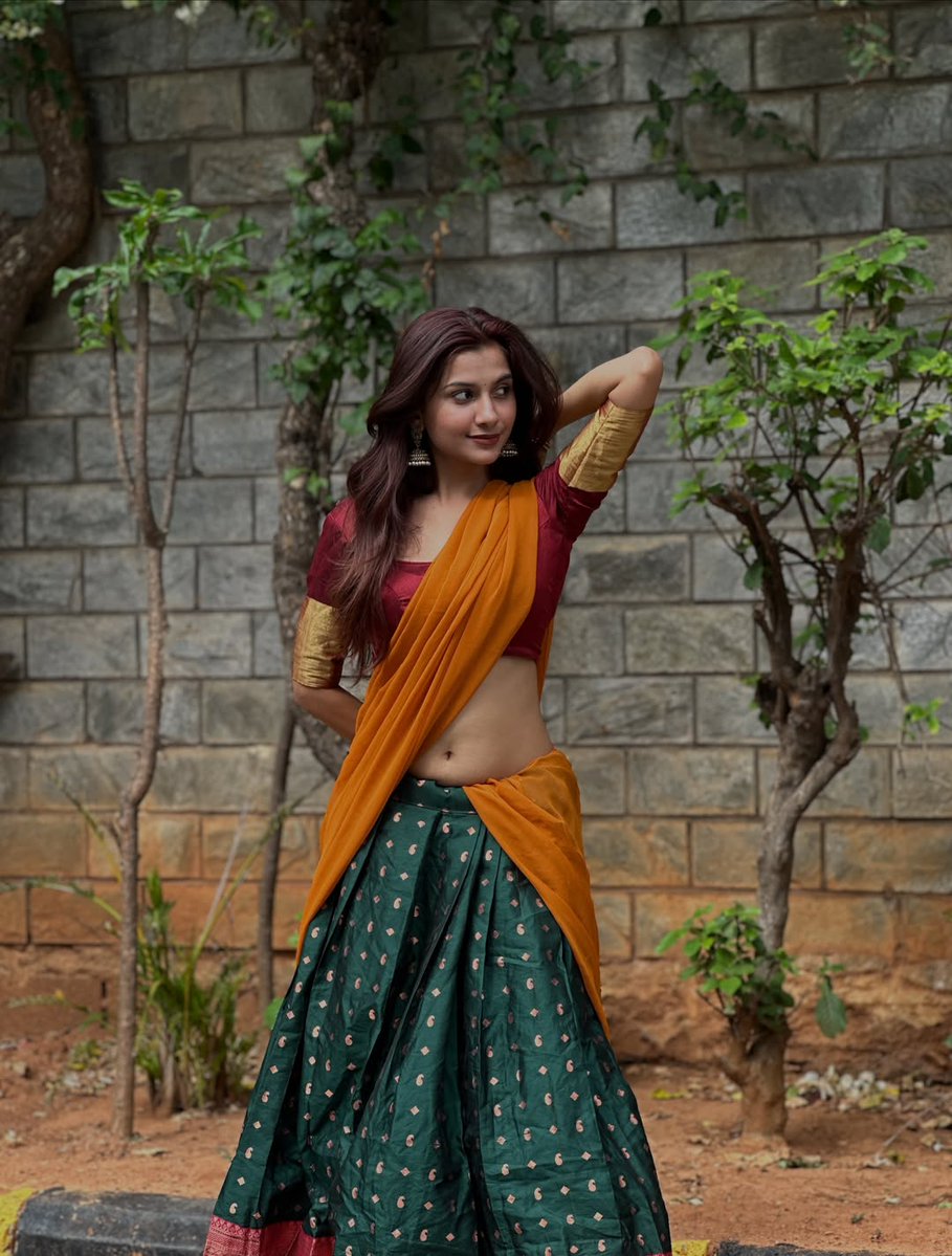 SizzlingStills's tweet photo. Carrying forward traditional elegance, carrying the charm of headline fashion, capturing the frame with ease.
#TraditionalWear #DesiAesthetic #RedCarpetFashion #LuxuriousStyle #ShootDay #sizzlingstills https://t.co/JKKB0dc8tD