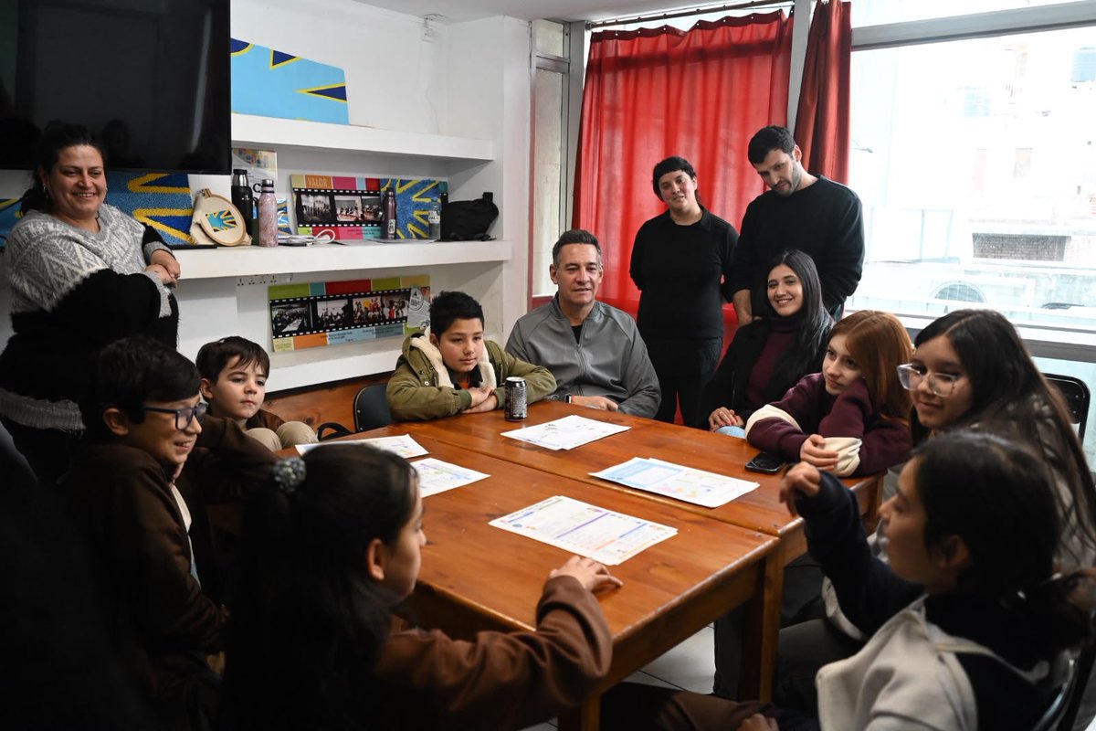 miguelsiciliano's tweet photo. CRESCOMAS: INCLUSIÓN Y EDUCACIÓN PARA LA COMUNIDAD SORDA

Fue hermoso conocer el Centro de Recursos para Personas Sordas (CRESCOMAS), una organización que trabaja en la educación y la inclusión de las personas sordas de Córdoba. 

Hoy cuentan con más de 120 estudiantes de Lengua de Señas Argentina, una lengua propia de la comunidad sorda, que constituye parte fundamental de su patrimonio lingüístico y cultural. Primero que nada decirles gracias por todo lo que hacen por nuestra sociedad. Segundo, sepan que pueden contar con el apoyo de un Gobierno que siempre trabajó por la inclusión.

Sigamos avanzando juntos, haciendo de Córdoba esa gran casa que nos contiene a todos.

#HacerParaCrecer