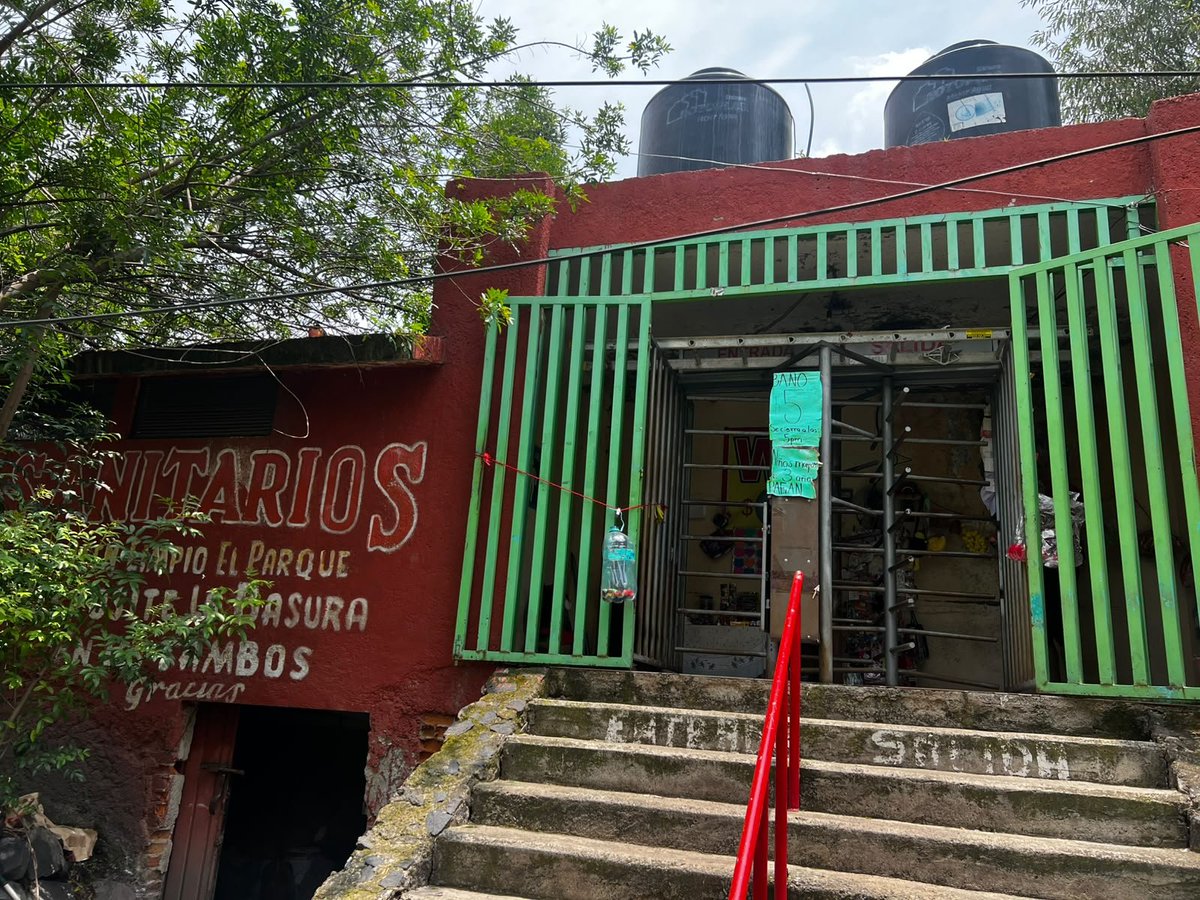 Anaro74's tweet photo. El Parque Ecológico de Cuemanco es muy bonito pero está terriblemente descuidado.

Los baños son estos, te cobran 5 pesos y la señorita malhumorada que cobra te advierte que no tienen agua.

Le dije que si no había agua por qué cobraba, me contestó "pues de todas maneras va a hacer no?" Claro que no te dan comprobante. 

A ver si la alcaldía @XochimilcoAl se pone las pilas o ¿en qué se gasta el presupuesto?