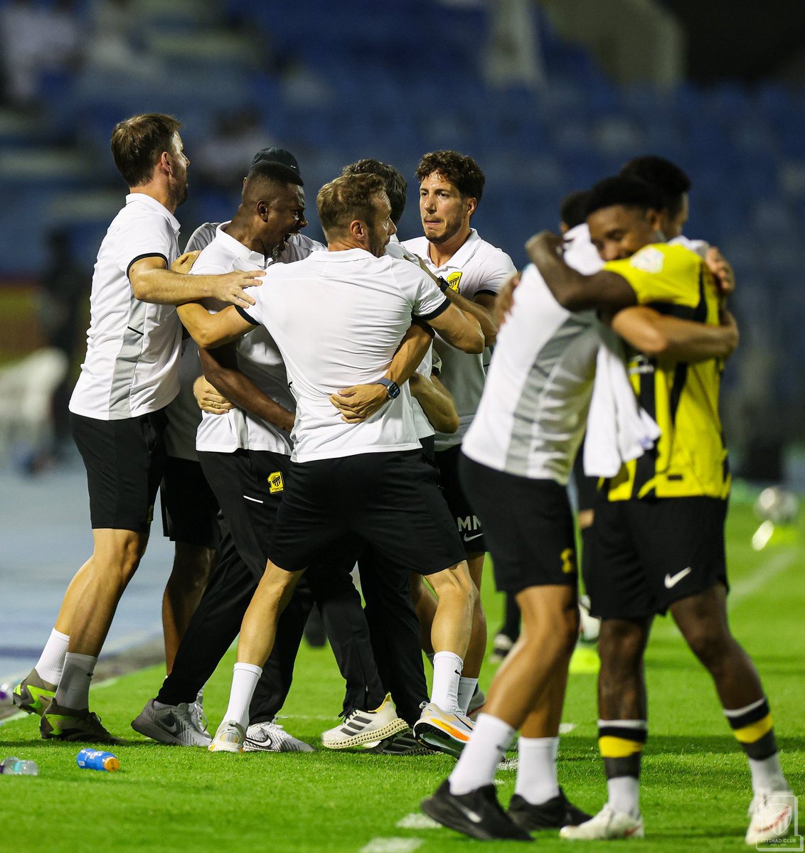 Arewirels's tweet photo. الي شفته اليوم من اللاعبين رغم الطرد واللعب بنقص عددي والفوارق من قبل المباراة أصلا الي رجحت كفة القادسية للظفر بانتصار ثقيل من الإتحاد الجريح هو بالضبط النموذج الي نحتاج نشوفه من الإتحاد دائمًا لأن الإتحاد لطالما كان هكذا طوال تاريخه ولهذا أحببناه

روح تركيز تضحية وإصرار على المنافسة حتى في أصعب الظروف

اللاعب يوم يدخل الملعب لازم تكون كل حساباته مرتبطة بالمباراة فقط بعيدًا عن أي ملفات أو خلافات أو أجواء تحيط بالنادي ومهما كان أسم النادي وقوته والفوارق بيننا 

لأن مهما كانت الظروف يبقى إحترام قميص نادينا الي نحبه والجمهور من بعده مسؤولية لا تسقط عنكم ولا نضع لكم الأعذار لتفاديها

قيادية كادش ومحاولة تحامله حتى على الشد آخر دقيقتين تعب عابدي في الطلوع والنزول بعد الطرد وسقوطه أكثر من مره استبسال رايكوفيتش و سيميتش وحتى كيلر والتزام الجليدان بعد دخوله نحن نتحدث عن أكثر خط تجاهه شكوك في الفريق وغياب القائد بيريرا زاد الأمر سوء لكن الجميع أتفقو على التضحية وأصرو على وضع الإتحاد في مكانته، جميع اللاعبين ما قصرو بإستثناء الثلاث الي كانو اسوأ اللاعبين من بداية موسمنا وبإذن الله نشوف لهم حل.. شكرا على هذه المباراة التي تليق بالإتحاد رغم كل ما يحيط بالإتحاد 
وما رأيناه اليوم يجب أن يكون قاعدة وليس حالة استثنائية.

بقوة رجالك نصرك من الله 💛🖤